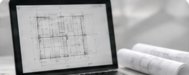 Computadora con planos durante la evaluación de un proyecto